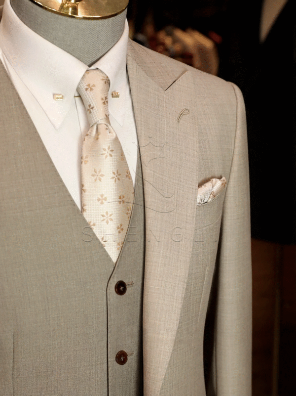 ComfyUI_00001_cfmog_1762309531 Oatmeal-Colored Wedding Suit Collection | Italian Wool Three-Piece Sets for Outdoor Ceremonies